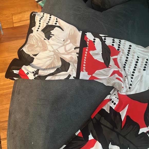 Calvin Klein floral blouse NWOT,medium, bell sleeves - Picture 7 of 7